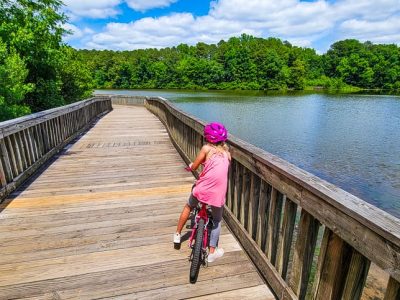 girl on bikie o Lake Lynn Trail, Raleigh, North Carolina