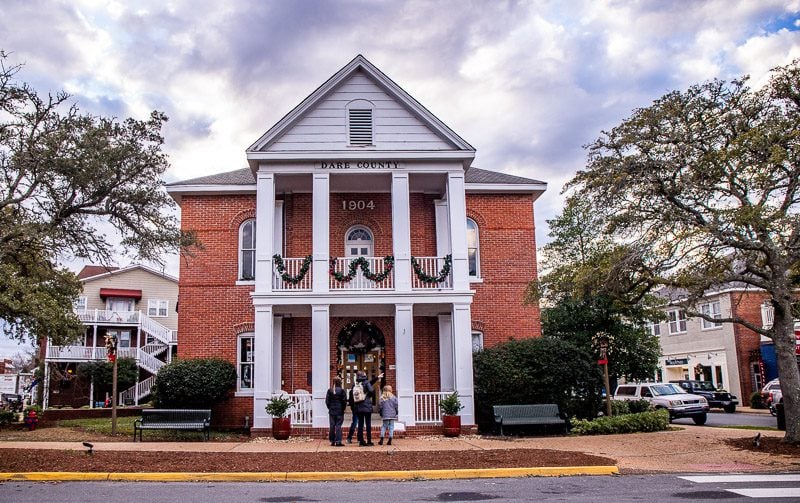 historical courthouse building in manteo