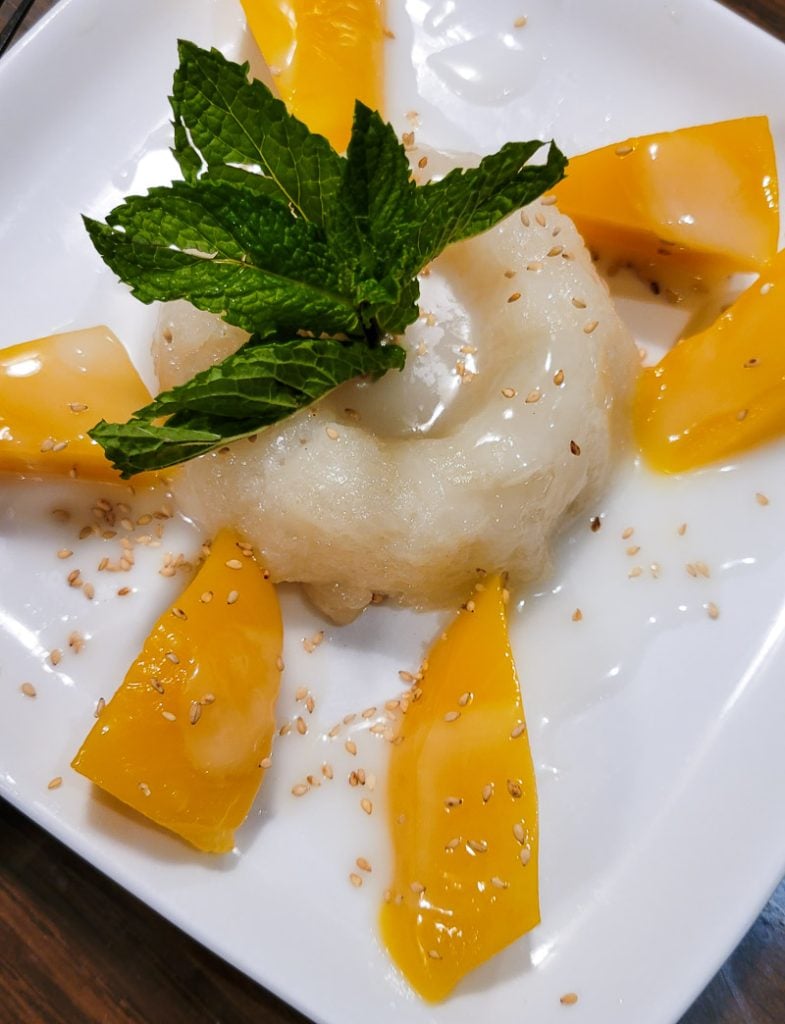 Mango and sticky rice on a plate