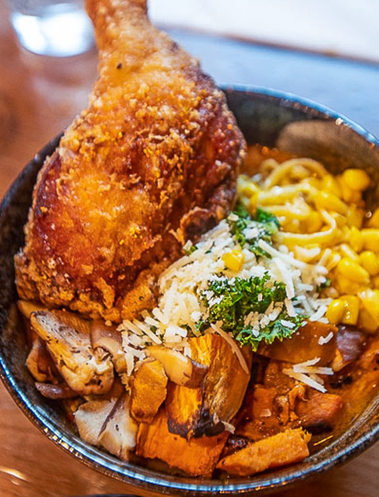 Fried chicken with rice in a bowl