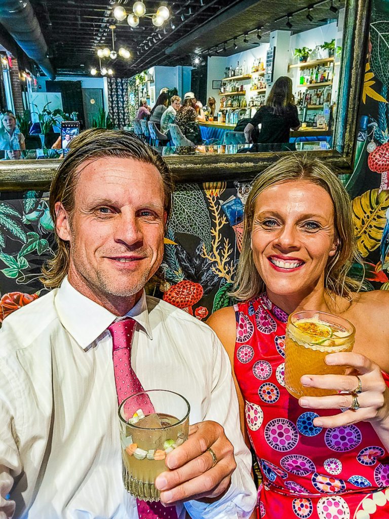 Man and a woman drinking cocktails in a bar