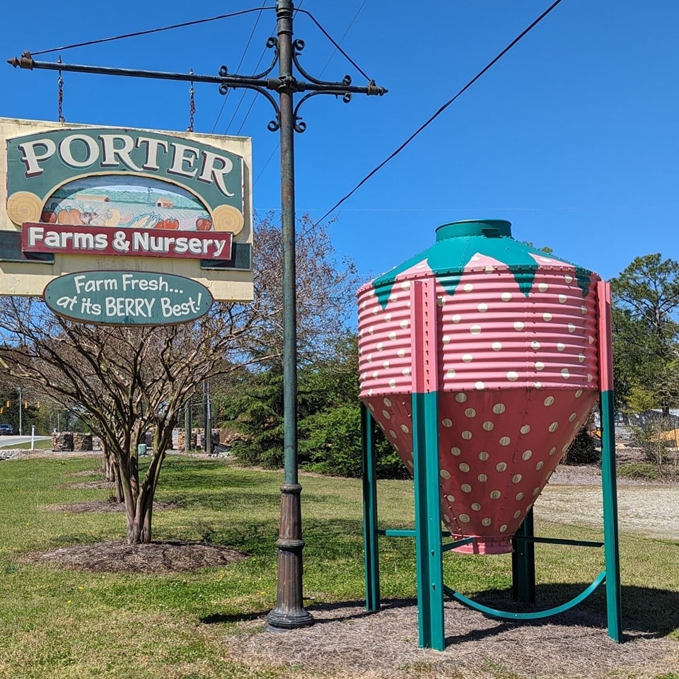 Entrance sign to a farm saying Porter.