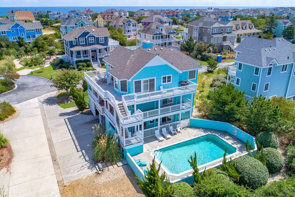 aerial view of home with swimming pool