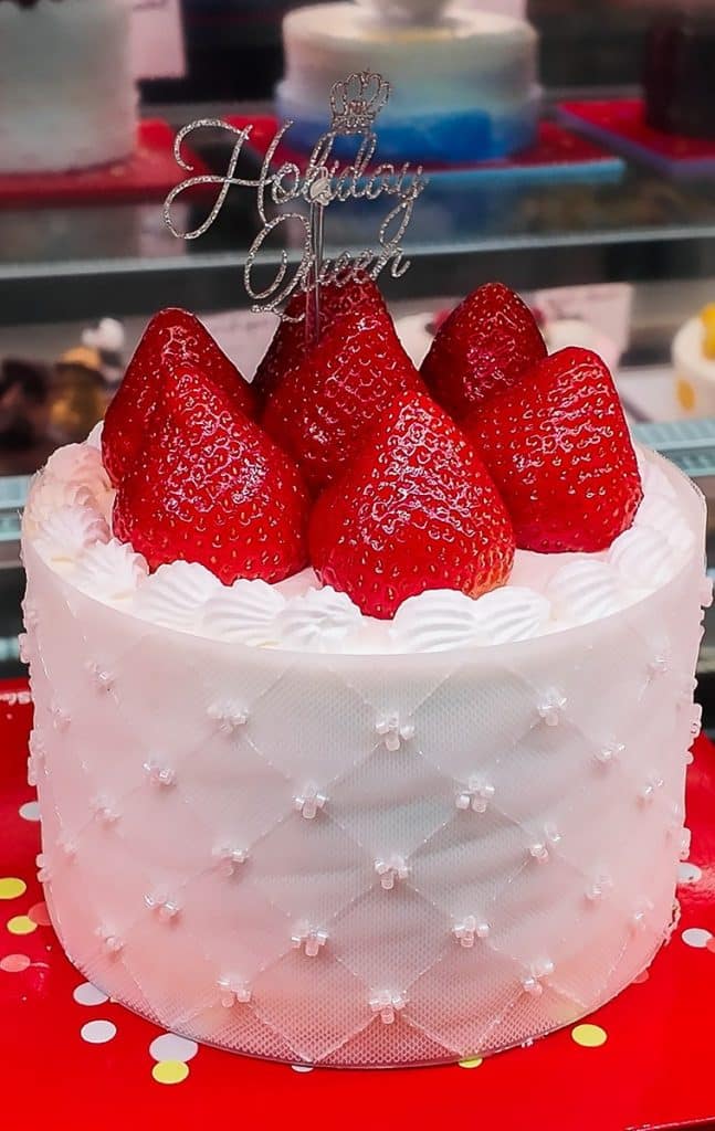 strawberry cream holiday cake