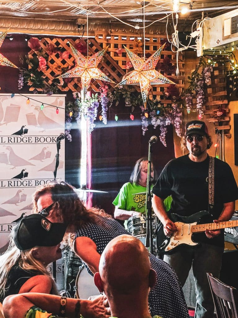 band playing at the Berkley cafe