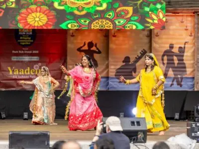 diwali dancers in costume 400x300